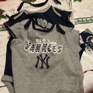 NWT Girl's 3 - 6 months New York Yankees Onies
